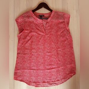 🌸Hilary Radley Red Textured Blouse – Size M.EUC. Perfect for summer 🌸